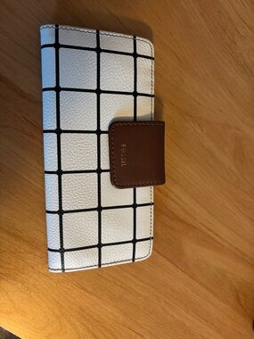 Fossil White Wallet with Black Grid and Brown Snap